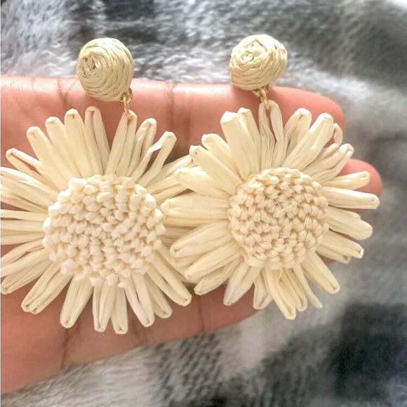 🌼 Flower Drop Earrings - Picture 6 of 7